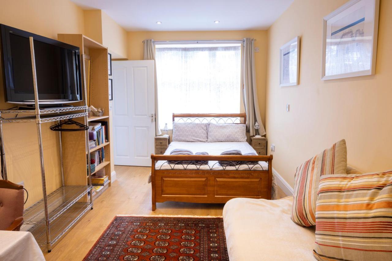 London Vegetarian Smoke & Pet Free En-Suite With Ev Parking Edgware Eksteriør bilde