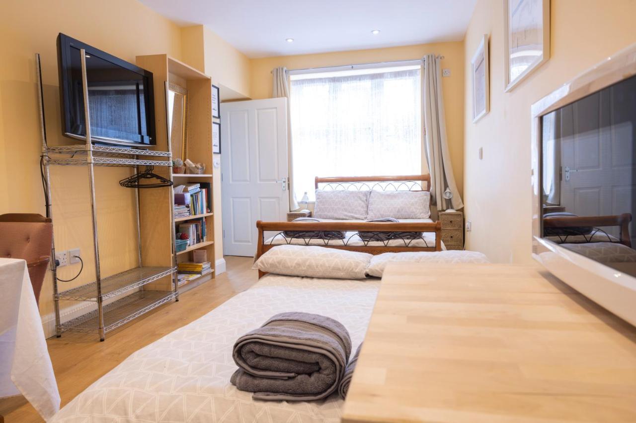 London Vegetarian Smoke & Pet Free En-Suite With Ev Parking Edgware Eksteriør bilde