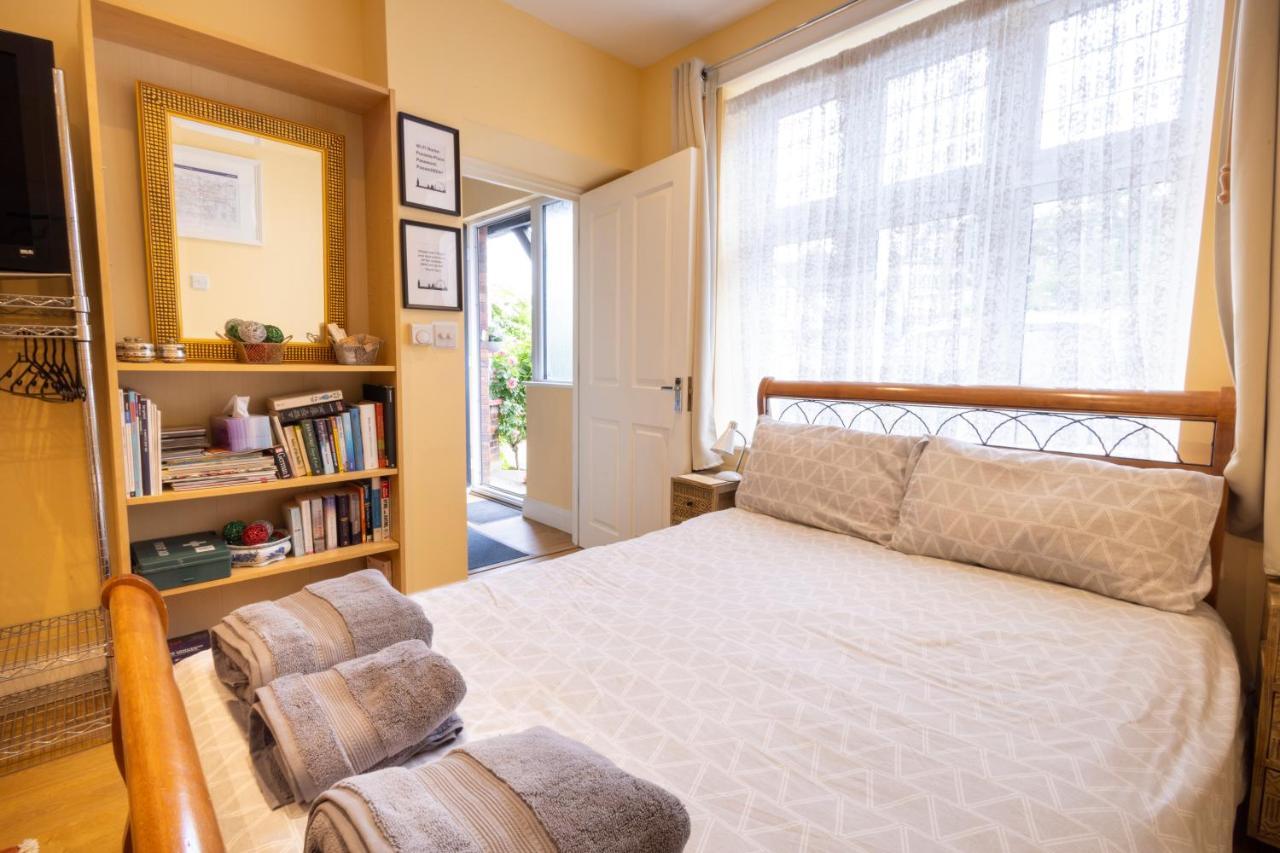London Vegetarian Smoke & Pet Free En-Suite With Ev Parking Edgware Eksteriør bilde