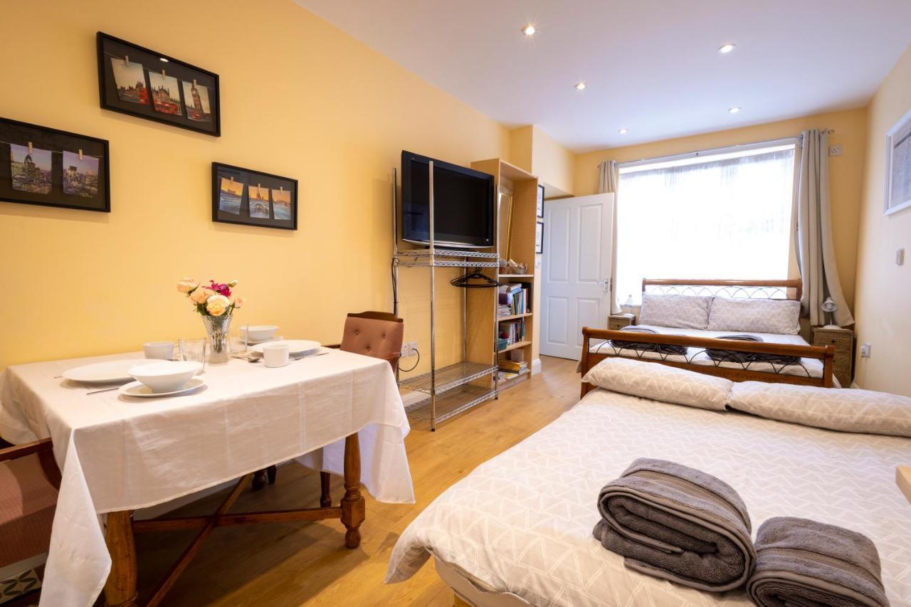 London Vegetarian Smoke & Pet Free En-Suite With Ev Parking Edgware Eksteriør bilde