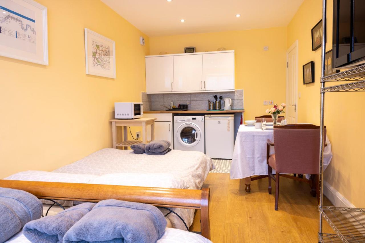 London Vegetarian Smoke & Pet Free En-Suite With Ev Parking Edgware Eksteriør bilde